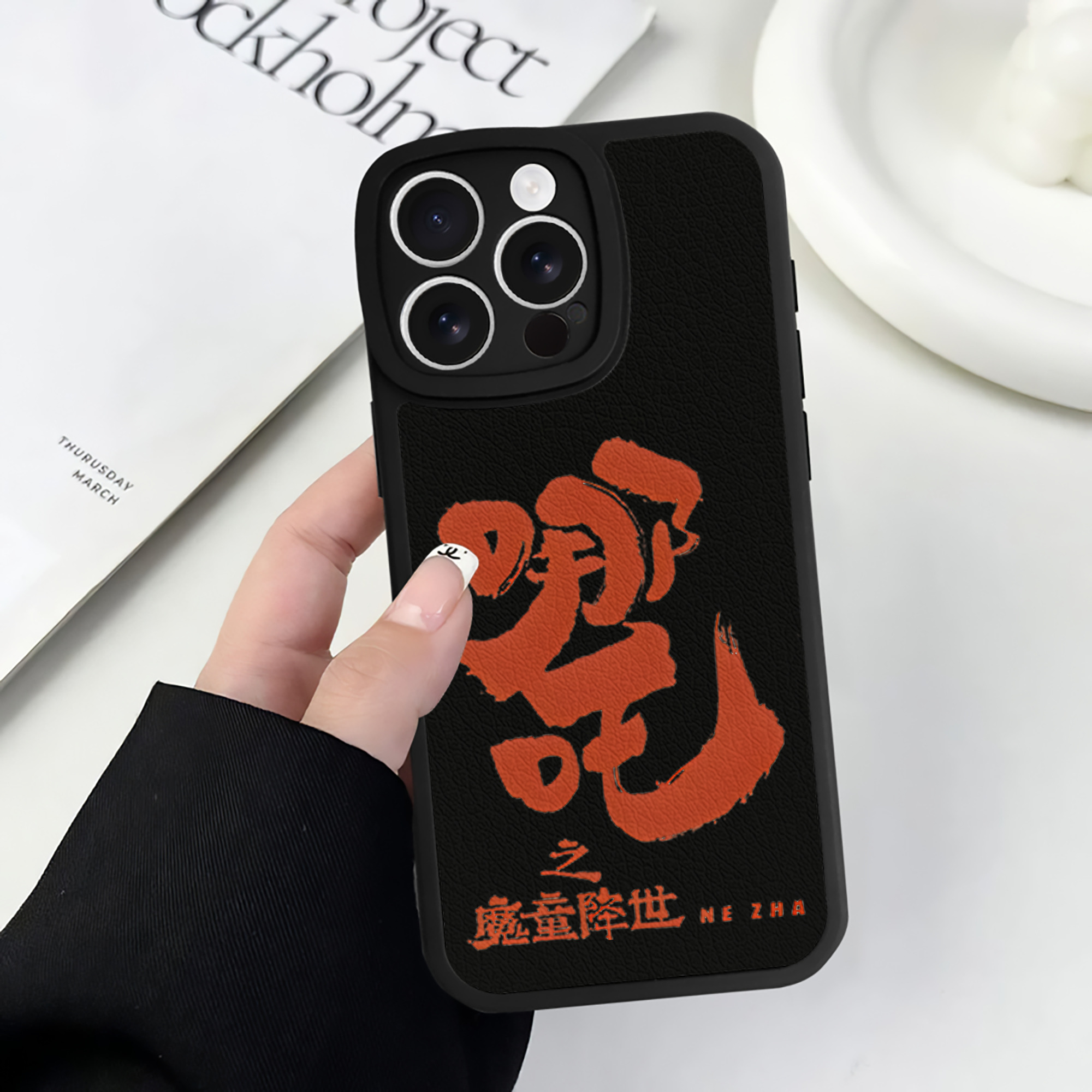 （画像用） Ne Zha 2 ナタ 魔童の大暴れ 【iPhone 16シリーズ対応】シリコンスマホケース（レザー調） 材質：シリコン